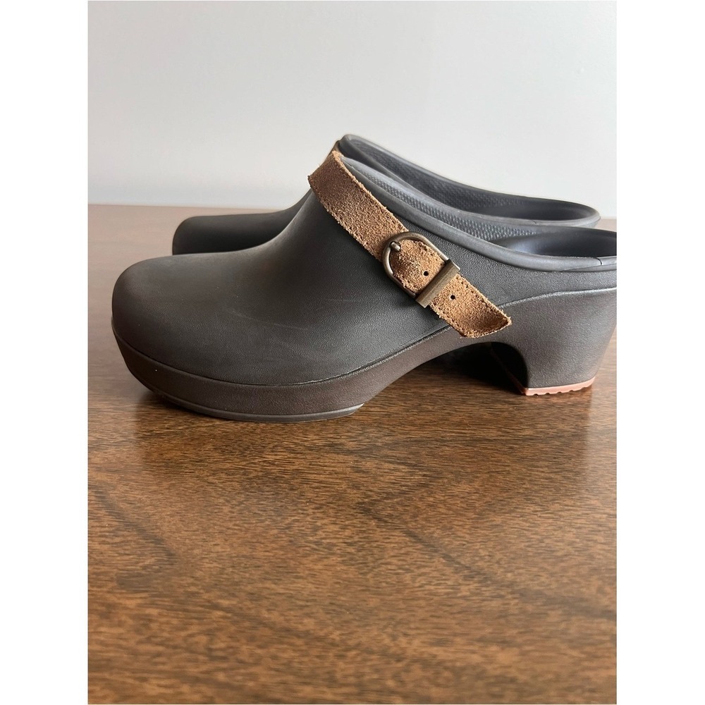 Crocs Sarah Clogs‎ Shoes Dual Comfort Brown Leather Strap Buckle Women's Size 7